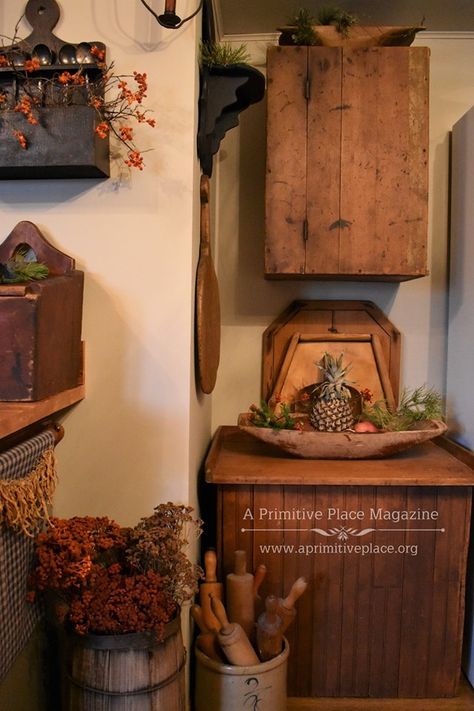 Colonial House Christmas, Modern Hobbit, A Primitive Place Magazine, Prim Kitchen, Brown Cottage, Primitive Shelves, Rustic Style Furniture, Rustic Furniture Design, Primitive House