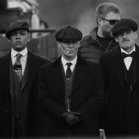 Thomas Shelby Black And White, Gang Aesthetic Mafia, Peaky Blinders Gang, Shelby Family, Gangster Outfit, Peaky Blinders Poster, Peaky Blinders Characters, Peaky Blinders Wallpaper, Peaky Blinders Thomas