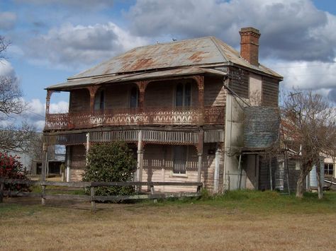 Farmhouse at Freeman's Reach Queenslander House, Australia Landscape, Old Abandoned Houses, Timber Buildings, Outback Australia, Australian History, Casas Coloniales, Australian Architecture, Old Farm Houses