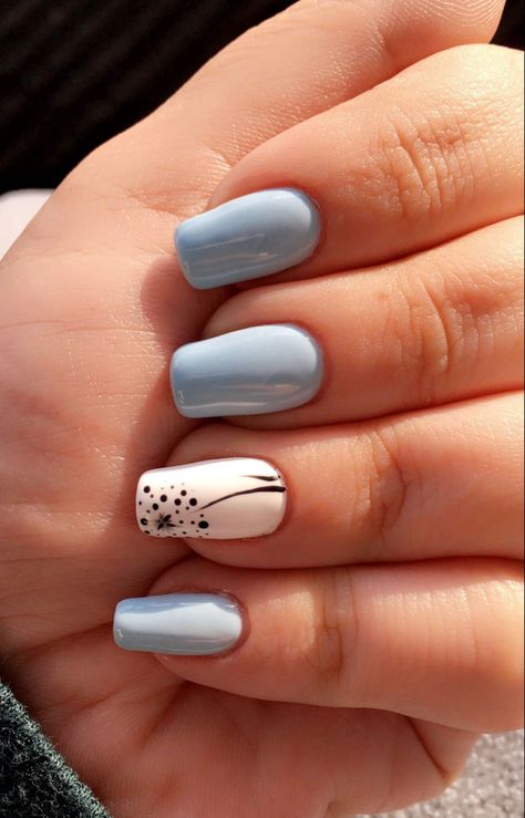 Short Nails Ideas Simple Summer Blue, Light Blue Nail Designs Summer, Light Blue Nail Color Ideas, Nail Disine Ideas, Blue Pastel Nails Design, Light Blue Nail Art Design, Light Blue Nails With White Flowers, Light Blue Nails With Design Summer, Short Nails Pastel Colors