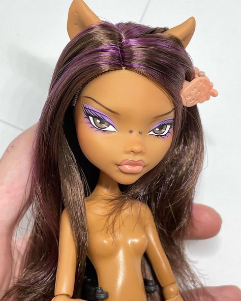 Clawdeen Wolf Repaint, Doll Restyle, Bratz Doll Makeup, Monster High Doll Repaint, Dolls Aesthetic, Clawdeen Wolf, Doll Things, Doll Aesthetic, Monster High Custom