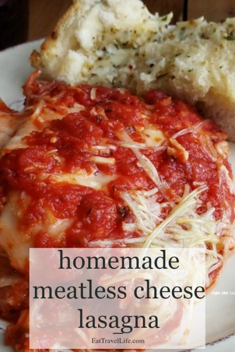 Looking for a meatless meal? Make a cheese lasagna for your family. Perfect for meatless Monday. See why your family will love this cheesy dish. Lasagna Meatless, Family Meals Kids, Family Vegetarian Meals, Meatless Lasagna, Cheesy Lasagna, Quick Family Meals, Homemade Garlic Bread, Meatless Meal, Cheese Lasagna