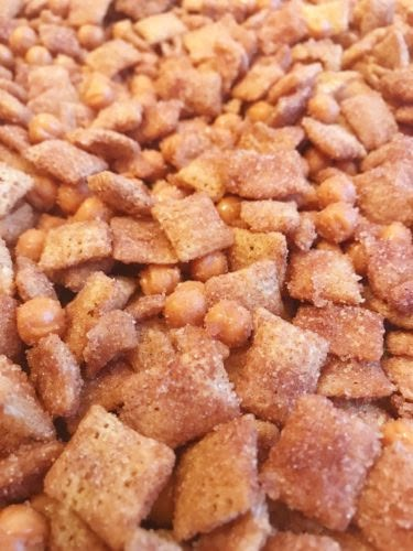 Cinnamon Churro Puppy Chow Recipe, Churro Puppy Chow, Caramel Chex, Raclette Originale, Galette Des Rois Recipe, Yummy Brownies, Chex Recipes, Cinnamon Sugar Recipes, Puppy Chow Chex Mix Recipe