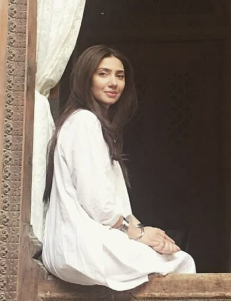 Mahira Khan Aesthetic, Kashmiri Chai, Mahira Khan Dresses, Desi Wedding Dresses, Simple Kurta Designs, Mahira Khan, Pakistani Fashion Party Wear, Fashion Sketches Dresses, Sketches Dresses