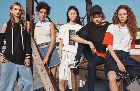 Peacebird S/S 17 Campaign (Peacebird) Natalie Westling, Group Poses, Coffee Theme, T Shirt Photo, Simple Image, Graphic Poster, Photo Magazine, Fashion Photo, Summer Collection