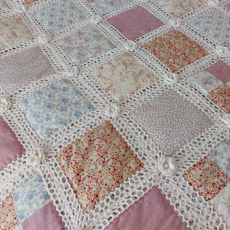 Free Pattern to make a gorgeous Cottagecore Fusion Quilt Fusion Quilt Pattern, Crochet And Fabric Quilt, Fusion Crochet Quilt, Crochet Fusion Quilt, Fusion Quilt Crochet, Quilt Cottagecore, Fusion Blanket, Crochet Quilt Tutorial, Quilts Crochet