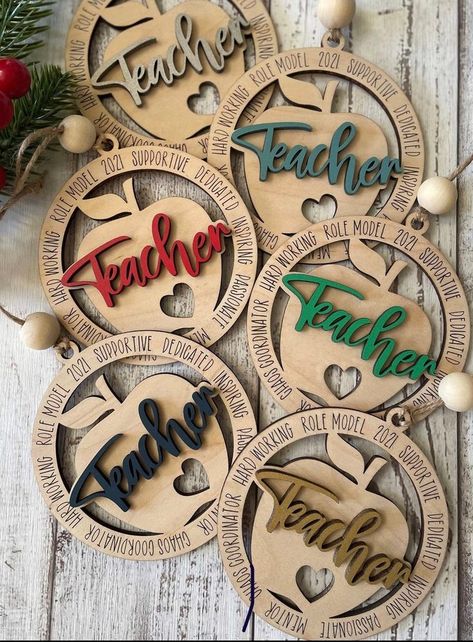 Discover innovative wood slice art and exciting laser projects as you prepare for the festive season ahead! Laser Cut Teacher Gifts, Glowforge Projects Ideas, Laser Cut Gift Ideas, Laser Engraving Ideas, Laser Cut Ornaments, Engraved Christmas Ornaments, Wood Laser Ideas, Engraving Projects, Teacher Ornaments