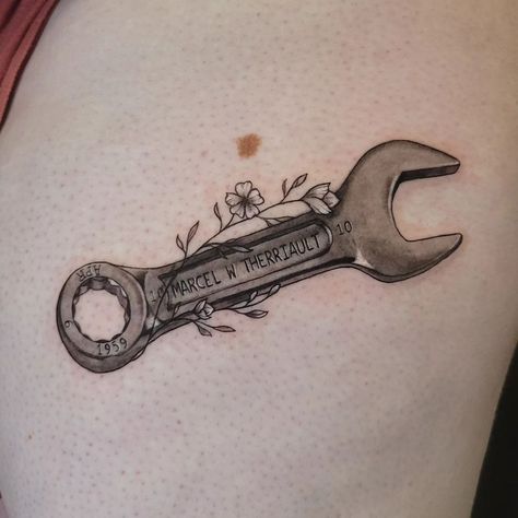 Absolutely nailed this memorial wrench tattoo @thistlekae! Such a thoughtful and detailed way to remember someone special. A true work of art! 🔧🤩⁠ Mechanic Memorial Tattoo, Car Memorial Tattoo, Memorial Tattoos Dad, Western Back Tattoo, Mechanic Tattoo Ideas, Creativity Tattoo, Welder Tattoo, Wrench Tattoo