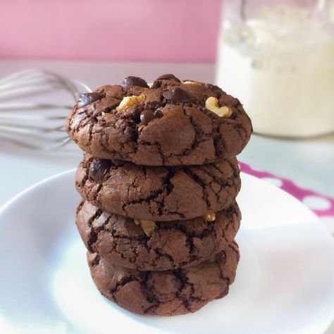 Hace unas semanas hice unas galletas de chocolate  , y tenían un sabor muy parecido a brownie, así que no me quede hasta allí y ... Brownie Recipe With Cocoa, Brownie Recipe Video, Cocoa Powder Recipes, Fudge Chocolate, Brownie Recipes Healthy, Bolo Fit, Adventure Seeker, Think Food, Candy Desserts