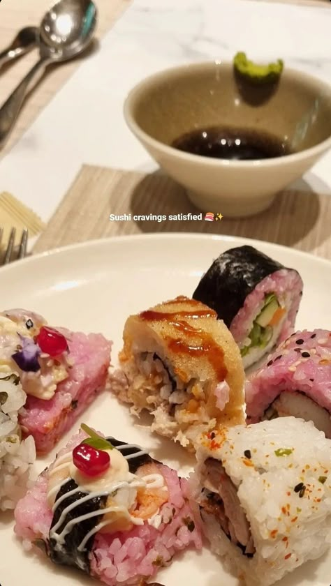 Sushi, instagram story idea, food Sushi Pics Insta, Cravings Instagram Story, Sushi Snapchat Story, Food Captions Instagram Story, Sushi Pictures Instagram, Sushi Photography Instagram, Sushi Captions Instagram, Ig Story Food Ideas, Sushi Ig Story