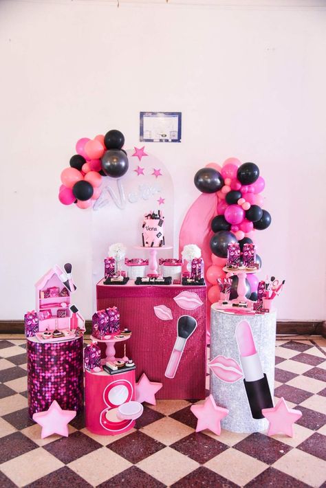 Maquillajes Birthday Party Ideas | Photo 1 of 6 Makeup Birthday Party Ideas, Kids Makeup Party, Makeup Party Decorations, Makeup Birthday Party, Makeup Birthday, Makeup Themes, Glamour Party, Birthday Drinks, Black Birthday