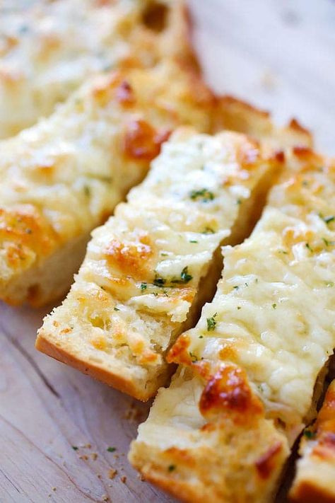 Easy Garlic Bread Recipe, Easy Garlic Bread, Garlic Bread Recipe, Cheesy Garlic Bread, Garlic Cheese, Cheesy Bread, Italian Bread, Crumpets, Cheese Bread