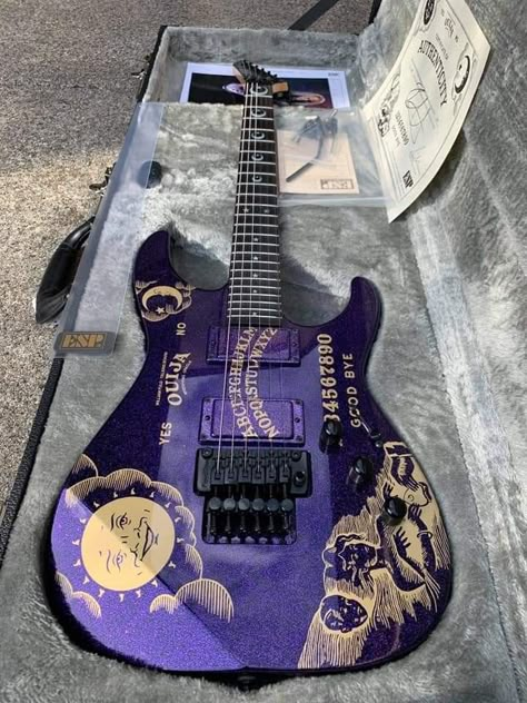 Cool Guitar Designs, Custom Guitars Electric, Face Reavel, Star Guitar, Pretty Guitars, Electric Guitar Design, Guitar Obsession, Custom Electric Guitars, Guitar Painting