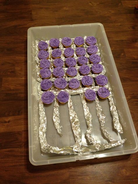 Cupcake carrier - place them in plastic storage box, use tinfoil to keep them separate Diy Baby Wrap, Cupcake Carrier, Diy Cupcake, Diy Wedding Cake, Baby Food Storage, Creative Cupcakes, Diy Cupcakes, Plastic Storage Box, Baking Business