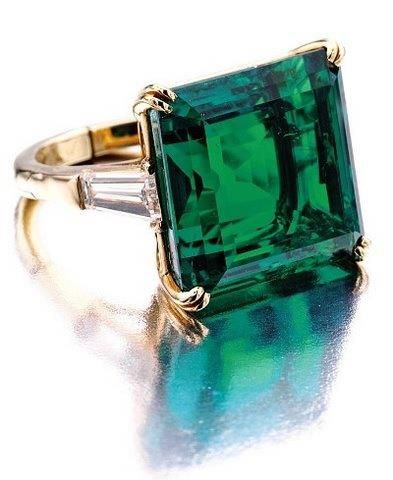 Vintage emerald ring ~ I have overwhelming feelings of heart thumps for this ring Vintage Van Cleef, Bijoux Art Deco, Emerald Ring Vintage, Van Cleef & Arpels, Smaragd Ring, Van Cleef And Arpels, Baguette Diamonds, Colombian Emeralds, Vintage Vans