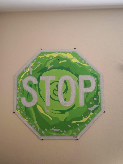 Street Sign Diy Ideas, Painted Stop Sign Ideas, Stop Sign Painting Ideas Trippy, Cute Painting On Wall, Trippy Stop Sign Painting, Rick And Morty Room Decor, Rick And Morty Decor, Random Things To Paint On, Rick And Morty Bedroom