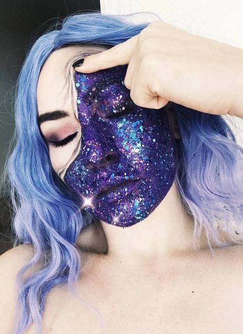 Glitter Halloween Makeup, Fantasy Make-up, Halloween Make-up Looks, Halloweenský Makeup, Mermaid Makeup Brushes, Makeup Artistic, Galaxy Makeup, Halloween Makeup Diy, Special Makeup