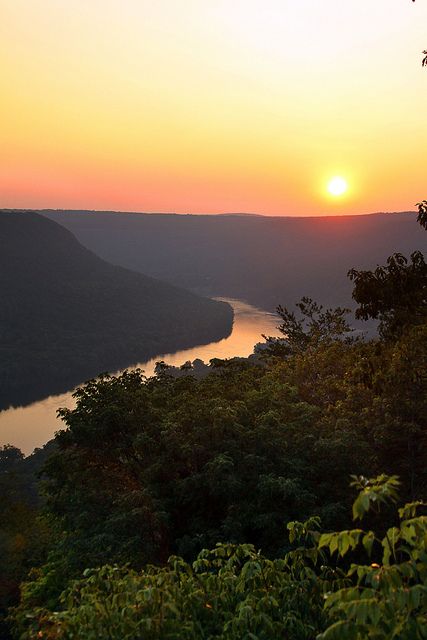 Signal Mountain, Tennessee, USA I'd love to go there. Oh wait, I already have been! :) Signal Mountain Tennessee, Tennessee Sunset, Tennessee Wedding Venues, Tennessee Vacation, Chattanooga Tennessee, Beautiful Places To Travel, Beautiful Places To Visit, Scenic Views, Most Beautiful Places