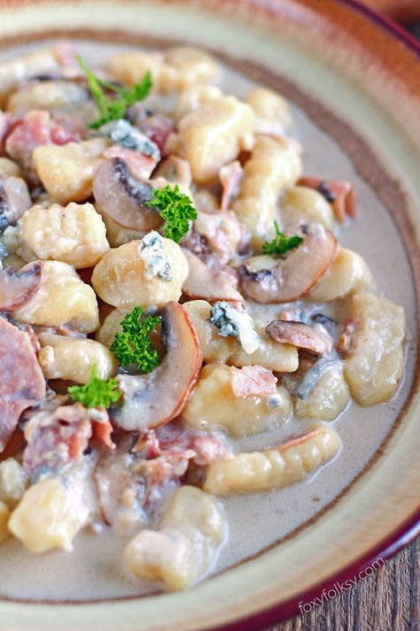 Get this delicious recipe for Gnocchi in creamy Gorgonzola sauce with ham and mushrooms for a quick and easy but amazingly good meal! | www.foxyfolksy.com Gorgonzola Cream Sauce, Vegetarian Recipes Videos, Baby Potato Recipes, Gorgonzola Sauce, French Delicacies, Pasta Noodle Recipe, Gnocchi Recipes, Toasted Walnuts, Creamy Sauce