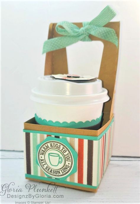 Single Cup Holder Tutorial with Video - Designz By Gloria Christmas Bazaar Ideas, Gift Card Holder Diy, Mini Coffee Cups, Coffee Cups Diy, Christmas Treats Holders, Coffee Gifts Card, Craft Video, Coffee Cup Holder, Diy Drinks