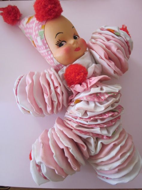 Dolls Handmade Diy, Yo Yo Quilt, Hit By A Car, Sewing Machine Quilting, Yo Yos, Scrap Fabric Crafts, Scrap Fabric Projects, Baby Shower Crafts, Homemade Dolls