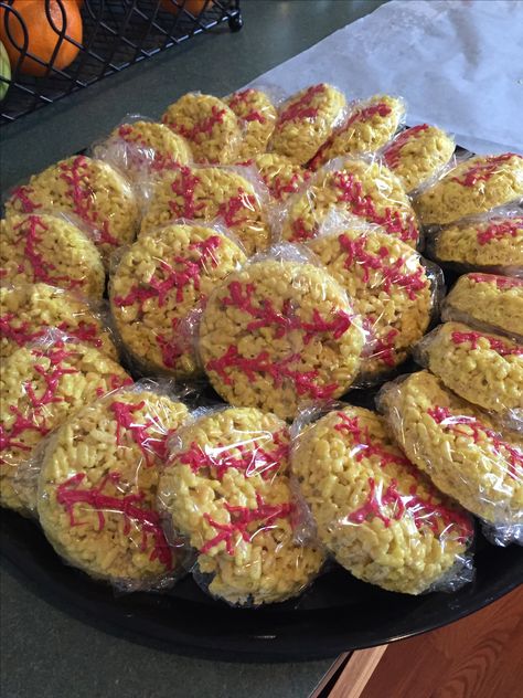 Softball rice crispy treats!! A BiIG HIT!! Softball Treats, Softball Team Mom, Softball Birthday Parties, Baseball Treats, Softball Decorations, Baseball Snacks, Softball Christmas, Team Mom Baseball, Sports Snacks