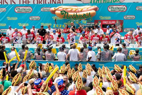 How to watch Nathan’s Hot Dog Eating Contest in Coney Island - Curbed NY Coney Island Hot Dog, Joey Chestnut, Brooklyn Neighborhoods, Riverside Drive, New York Life, Vintage New York, Coney Island, Dog Eating, Chestnut