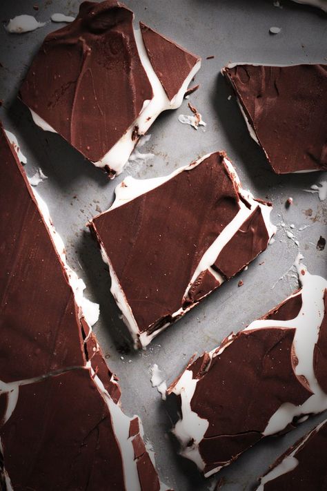 HOMEMADE AFTER EIGHT MINT CHOCOLATE BARK Mint Chocolate Bark, After Eight Chocolate, Candy Bark, Mint Recipes, After Eight, Chocolate Bark, Mint Chocolate, Candy Recipes, Chocolate Flavors