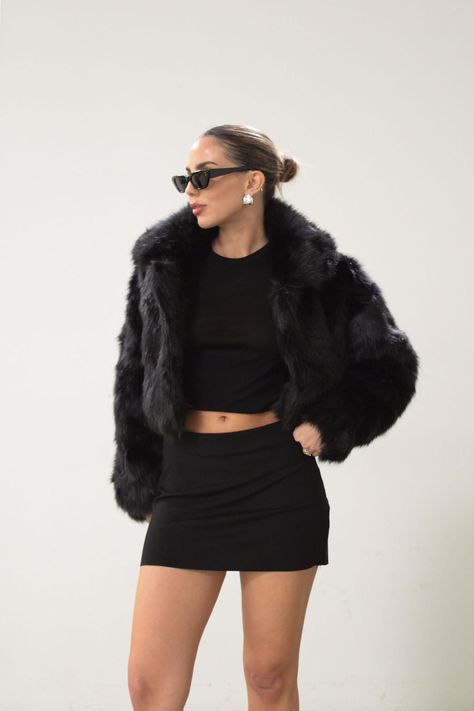 Crop Fur Jacket Outfit, Crop Fur Jacket, Fur Jacket Outfit, Cropped Fur Jacket, Mob Wife, Black Crop, Crop Jacket, Fur Jacket, Black Jacket