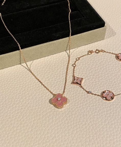 Pink Van Cleef, Louis Vuitton Necklace, Pink Vans, Van Cleef, Louis Vuitton Handbags, Pearl Jewelry, Jewelry Sets, Gold Jewelry, Fashion Jewelry