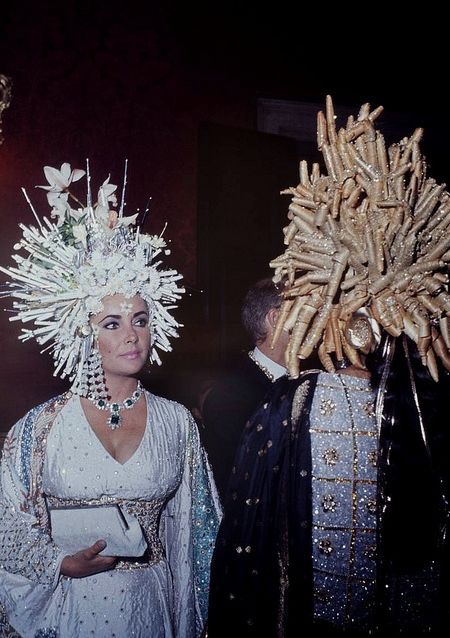 1967 Elizabeth Taylor at the Venice Ball--decaying hollywood mansion's Miss Elizabeth, Masked Ball, Masquerade Ball, High Society, Elizabeth Taylor, Black & White, Two People, New Yorker, Headdress