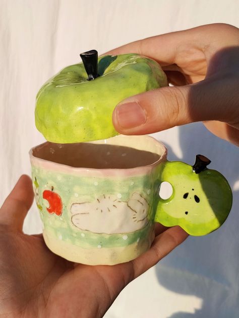 Ceramic Sphere Ideas, Kpop Pottery, Minecraft Ceramics, Jellyfish Mug, Ceramic Glazing Ideas, Pottery Designs Ideas, Cute Ceramics Ideas, Ceramics Coil, Apple Ceramic