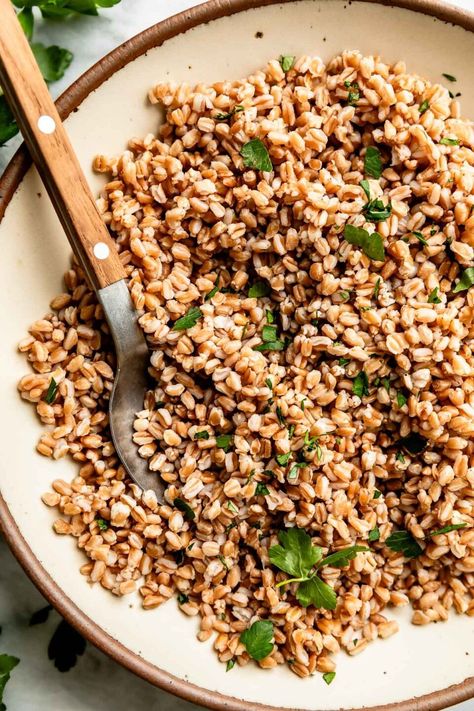 How to Cook Farro (Easy, Foolproof Method – 2 Minutes of Prep!) Farro Bowl Recipe, Healthy Grain Bowls, How To Cook Farro, Salads Healthy, Cozy Soups, Farro Recipes, Grain Bowls, Farro Salad, 3 Ingredient Recipes