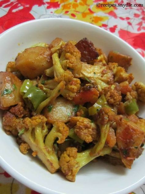 Aloo Mutter, Gobi Curry, Sindhi Recipes, Aloo Gobi Recipe, Gobi Recipe, Vegetarian Protein Recipes, Bread Cones, Gobi Recipes, Indian Delicacies