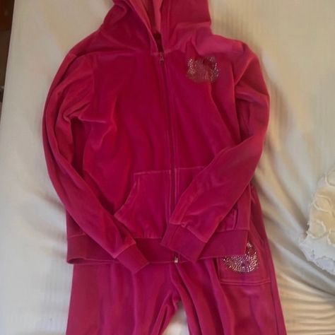 Hello Kitty Tracksuit Hello Kitty Tracksuit, Loungewear Aesthetic, Desired Wardrobe, Clothes Athletic, Hello Kitty Beach, Kitty Clothes, Hello Kitty Clothes, Beach Icon, Friends Characters