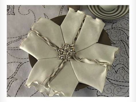 Silver snowflake napkin Creative Napkin Fold, Diy Napkin Folding, Folded Napkins, Folding Napkins, Napkin Ideas, Christmas Napkin Folding, Easy Napkin Folding, Napkin Art, Towel Folding