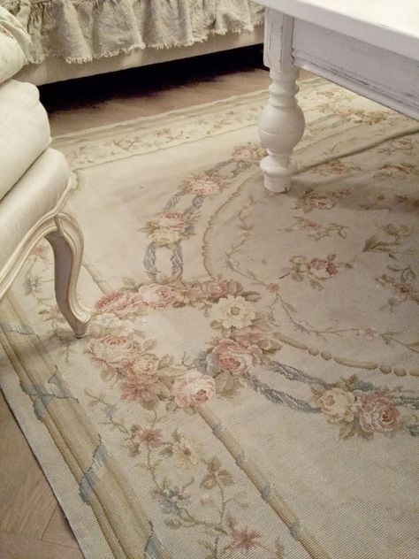 Vintage Carpet Bedroom, Vintage Rugs In Living Room, Pink Carpet Bedroom, Victorian Homes Interior Bedroom, French Carpet, Shabby Chic Rugs, Pretty Rugs, Floral Rug Bedroom, Pretty Rug