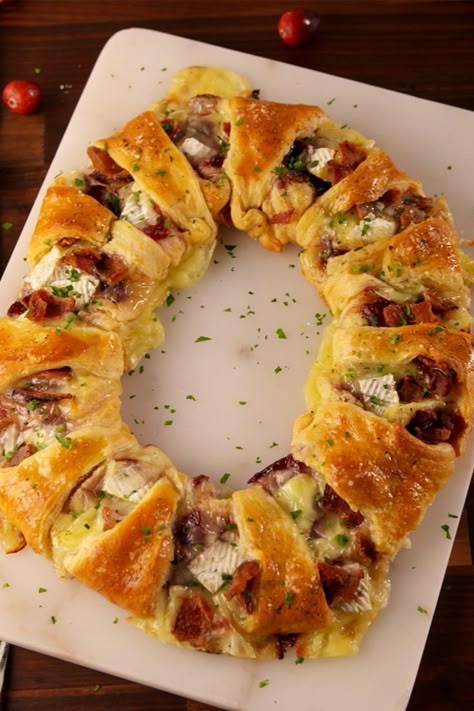 Bacon Brie Crescent Wreath Easy Thanksgiving Apps, Bacon Brie, Thanksgiving Apps, Horderves Appetizers, Best Thanksgiving Appetizers, Holiday Party Appetizers, Thanksgiving Appetizers Easy, Thanksgiving Appetizer Recipes, Fall Appetizers