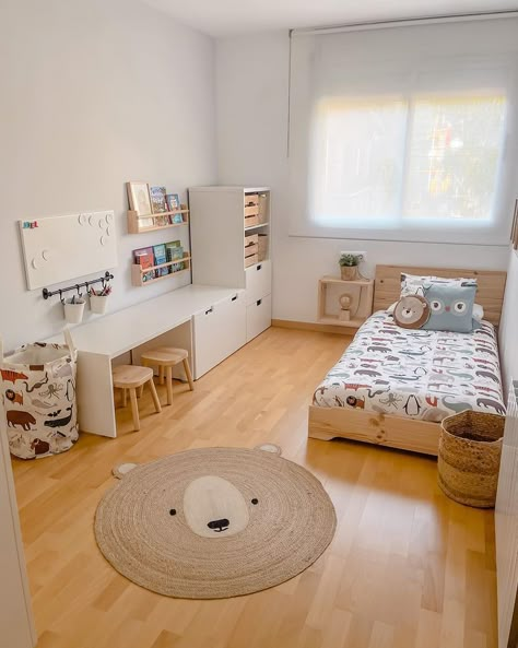 Check more at https://howcandothis.com/homedecoration/37461/ Montessori Bedroom Toddler Girl, Ikea Toddler Bedroom, Neutral Toddler Boy Room, Toddler Room Layout, Childroom Ideas, Small Toddler Room, Ikea Toddler Room, Montessori Room Ideas, Ikea Kids Room