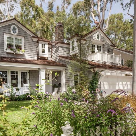 Brown Roof House Colors, Brown Roof Houses, Brown Roofs, Gray House Exterior, Brown Roof, Brown House, Pintura Exterior, Cape Cod House, Grey Houses