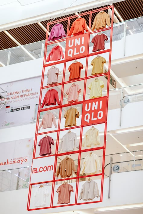 Uniqlo Store Design, Cool Signage Design, Graphic Design Display, Pop Up Store Design, Visual Merchandising Display, Merch Display, Fashion Store Design, Fashion Display, Window Display Retail