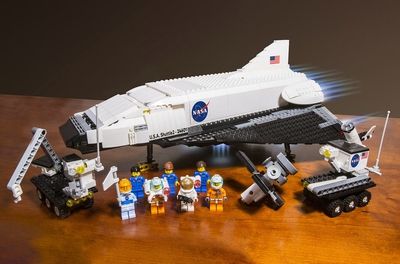 LEGO IDEAS - Space Shuttle Launch Complex Lego Space Shuttle, Vr Display, Largest Telescope, Lego Spaceship, Lego People, Back Steps, Lego Construction, Lego Space, Neil Armstrong