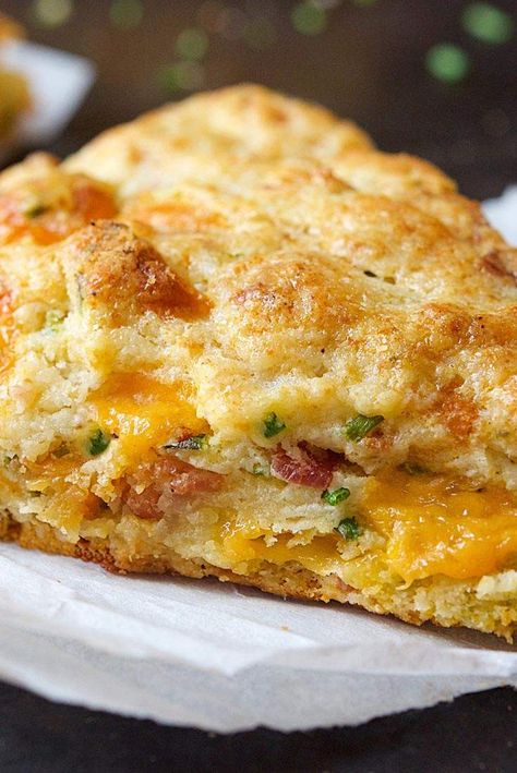 Cheddar Chive Scones, Chive Scones, Low Carb Veggie, Meat Cooking, Savory Scones, King Food, Scones Recipe, Think Food, Bacon Cheddar