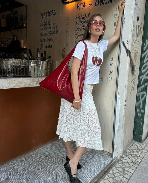 Wishing you were on a European holiday? We’re swooning over @alesia.merenkovaa and her effortless vibes. Western Outfits Women Plus Size, Western Outfits Women Winter, Copenhagen Summer, Fits Casual, Vintage Wash Jeans, Creative Outfits, Downtown Outfits, Nashville Outfits, 2000s Outfits