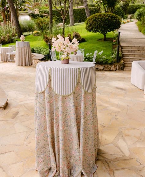 Cocktail Tablecloth Ideas, Wedding Cocktail Tables Decor, Cocktail Table Tablecloth, Bow Tablescape, Cocktail Table Wedding, Wedding Cocktail Table, Cocktail Hour Decor, Wedding Place Settings, Wedding Linens