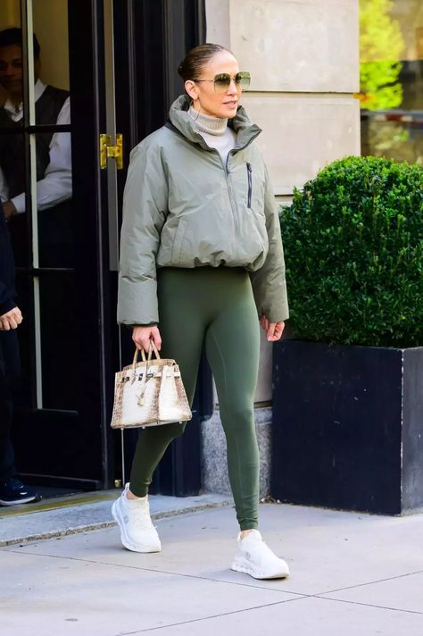 Jennifer Lopez In Sportswear In New York Jennifer Lopez Gym Outfit, 70s Flared Pants, Jennifer Lopez Street Style, Zendaya Street Style, Taylor Swift Harry Styles, Jennifer Lopez Style, Jennifer Lopez Outfits, Classic White Sneakers, Athleisure Street Style