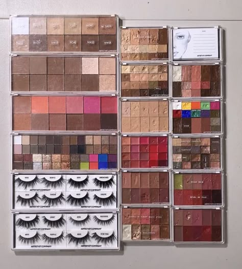 Ig: @ArtistKitCompany Custom Makeup Palette, Makeup Artist Vision Board, Depotting Makeup, Makeup Business Ideas, Makeup Artist Kit Organization, Makeup Kit Organization, Mua Studio, Cosmetology Aesthetic, Makeup Artist Aesthetic