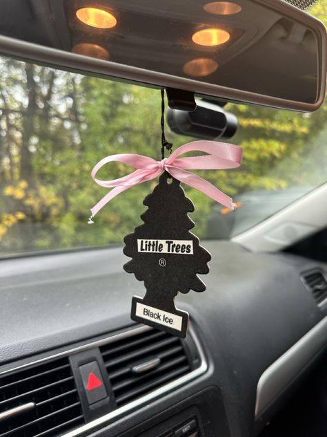 cute car bow aesthetic coquette Car Keychain Ideas, Car Bows, Bow Aesthetic, New Car Accessories, Girly Car Accessories, Car Things, Keychain Ideas, Car Deco, Girly Car