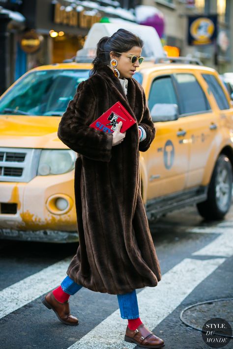 Leandra Medine by STYLEDUMONDE Street Style Fashion Photography Fashion Week Street Style Winter, Aw Style, Leandra Medine Style, Socks Outfit, Red Socks, Leandra Medine, Street Style 2017, Sock Outfits, Man Repeller