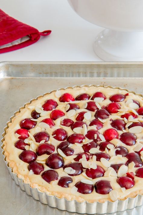 This cherry almond tart is AMAZING! It's got a solid crust and a mild almond flavoured filling to balance out the sweet summer cherries perfectly. Must Make! Cherry Cheesecake Tarts, Tart Cherry Recipes Gluten Free, Cherry Almond Tart, Rustic Cherry Tart, Plum Almond Tart, Tart Cherries Recipes, Almond Tart Recipe, Frangipane Tart, Cherry Desserts